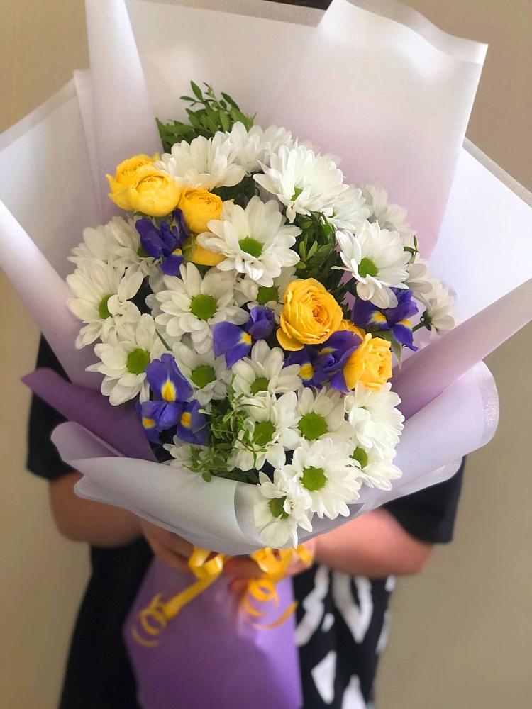 Букет цветов из: Ирисы, Хризантемы и Розы в Березовке Воронежской области