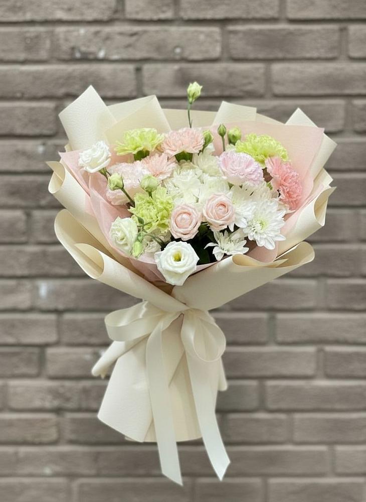 Букет цветов из: Гвоздики, Розы, Лизиантусы и Хризантемы в Березовке Воронежской области